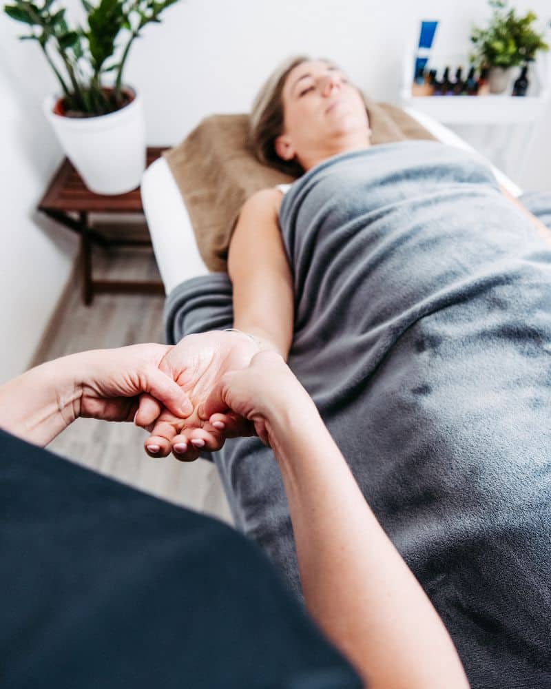 Professionelle Kinesiologie-Anwendung an einem Arm.