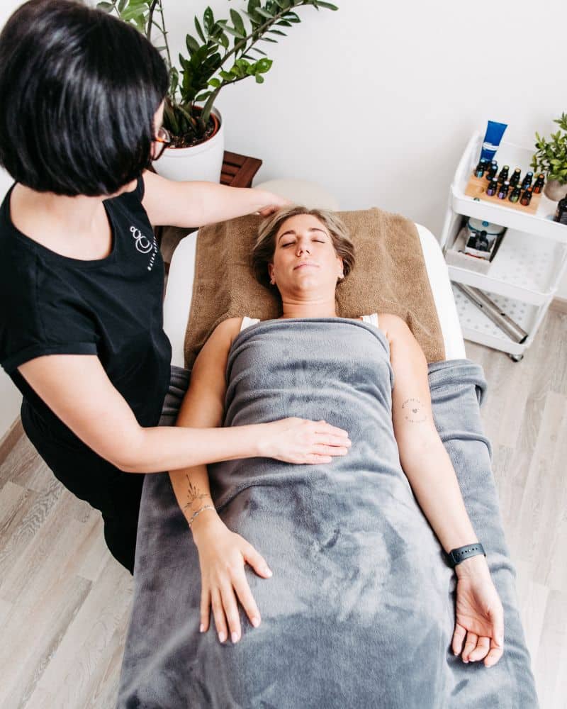 deep-balance-entspannung-donnerskirchen Hand einer Klientin mit schwebenden Schmetterlingen im Sonnenlicht.