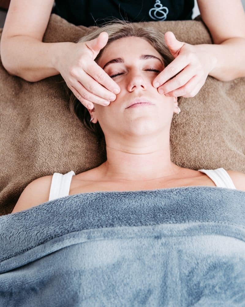 Professionelle Kinesiologie-Anwendung an einem Arm.